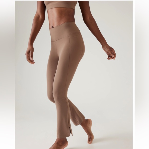 Athleta Pants - Athleta Transcend Stash Crop Straight Leg Pant size XS